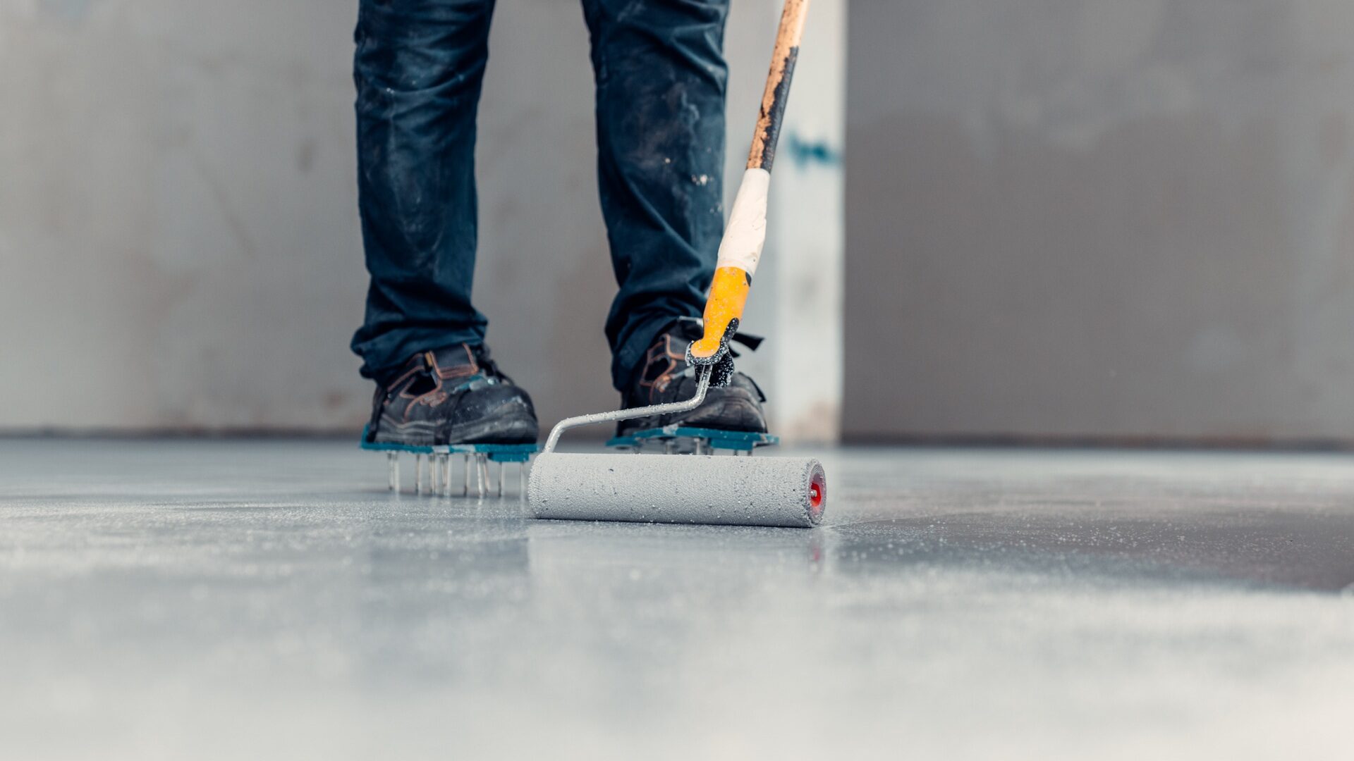 apply grey epoxy resin in an industrial hall